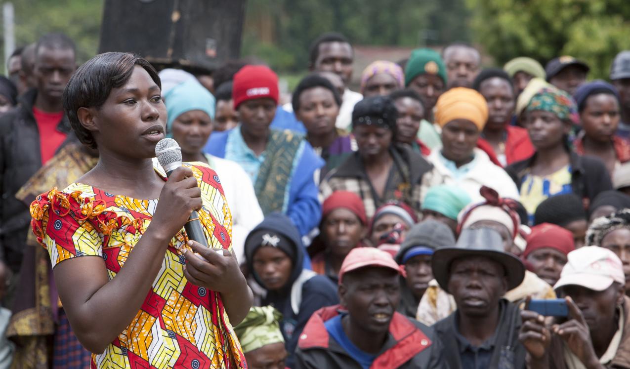 female employee at a land husbandry site in Nyabihu District, Rwanda, addresses her fellow workers. The site employs about 150 labourers of which 60% are women. © Simone D. McCourtie / World Bank