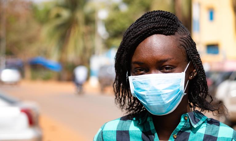  A woman wears a facemask in Mali during the Covid-19 (coronavirus) outbreak.  © World Bank / Ousmane Traore