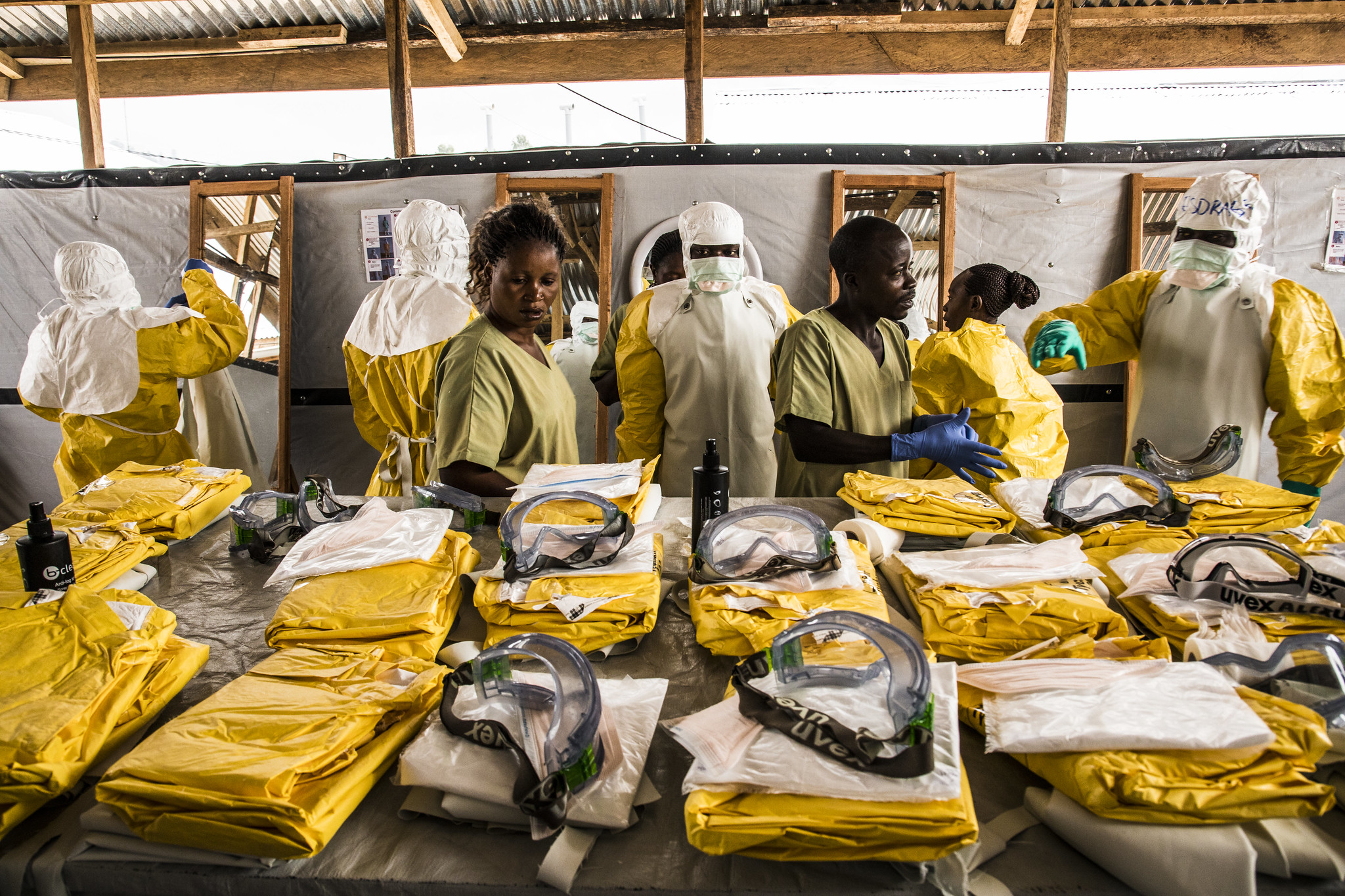 Health workers put on their personal protective equipment before treating people suspected of having Ebola at the Ebola Transition Center in the Democratic Republic of Congo. © World Bank/Vincent Tremeau