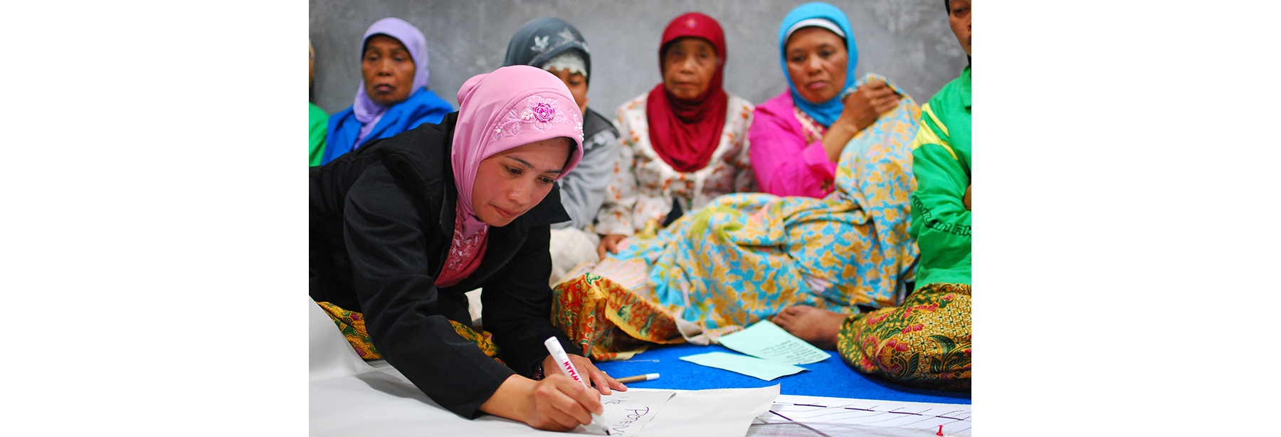 Women at a community meeting discuss the reconstruction of their village © Nugroho Nurdikiawan Sunjoyo / World Bank