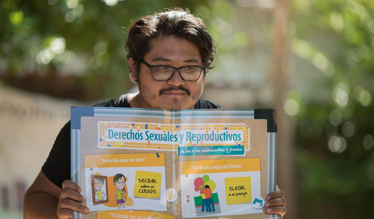 A Mexfam Gente Joven (“Young People”) programme health educator providing information about sexual and reproductive rights during a comprehensive sexuality education course.