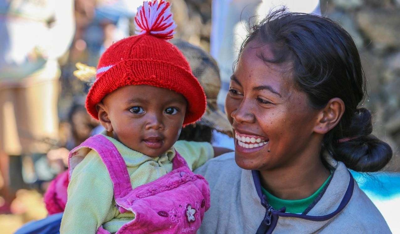 A young mother and her baby visit the local nutrition centre in rural Madagascar. © Mohamad Al-Arief/The World Bank.