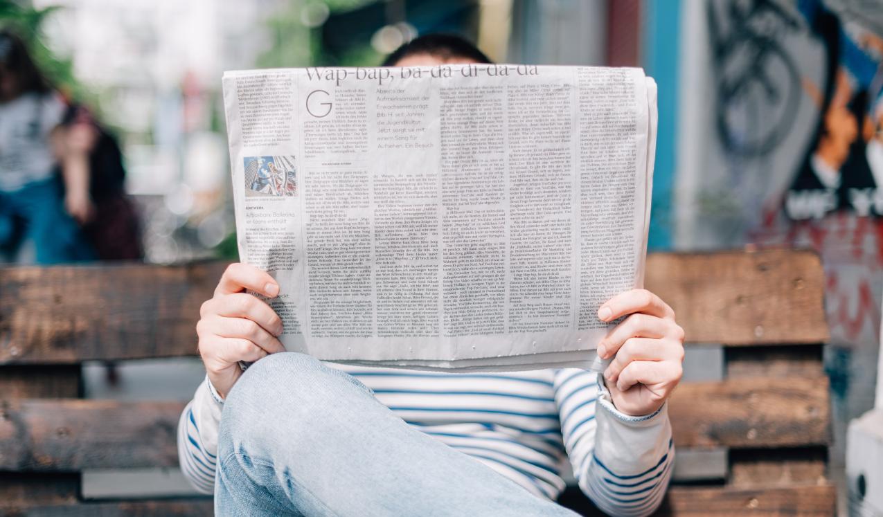 A man reading a paper. Copyright: Roman Kraft/Unsplash