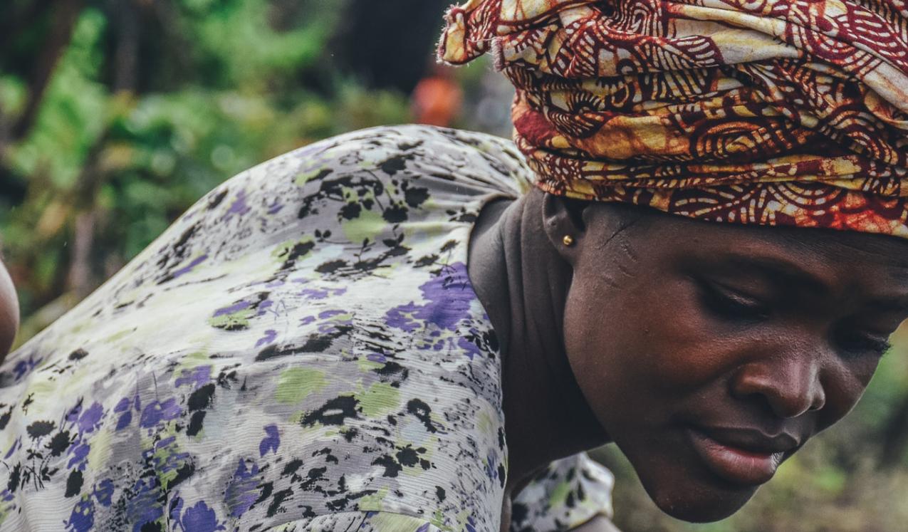 A woman with a baby on her back. Copyright: Annie Spratt
