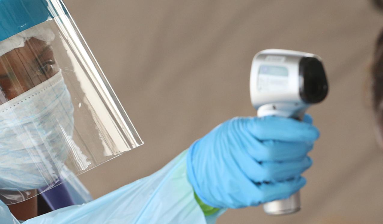 A nurse checks the temperature of a patient at Redemption Hospital in Monrovia, Liberia. © Dominic Chavez/World Bank