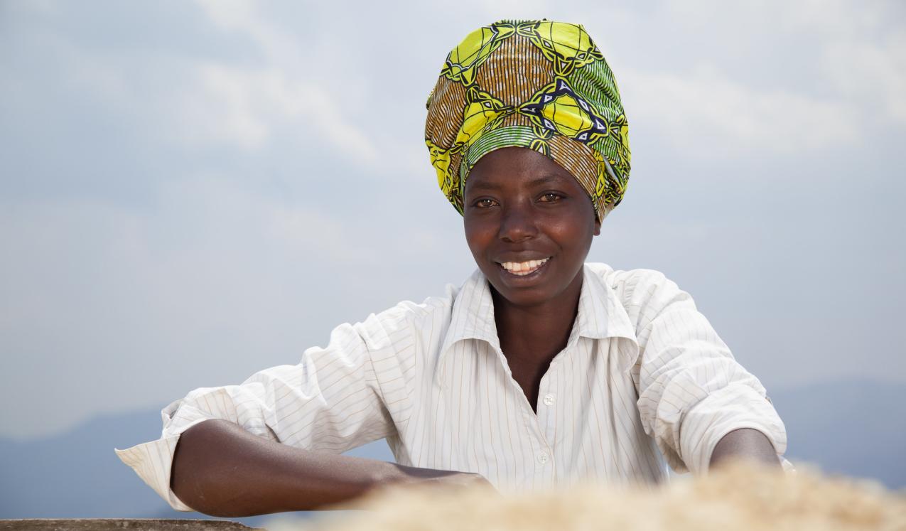 A young woman sorts coffee at the Coffee Washing Station at Musasa, Northern Province, Rwanda. © A'Melody Lee / World Bank