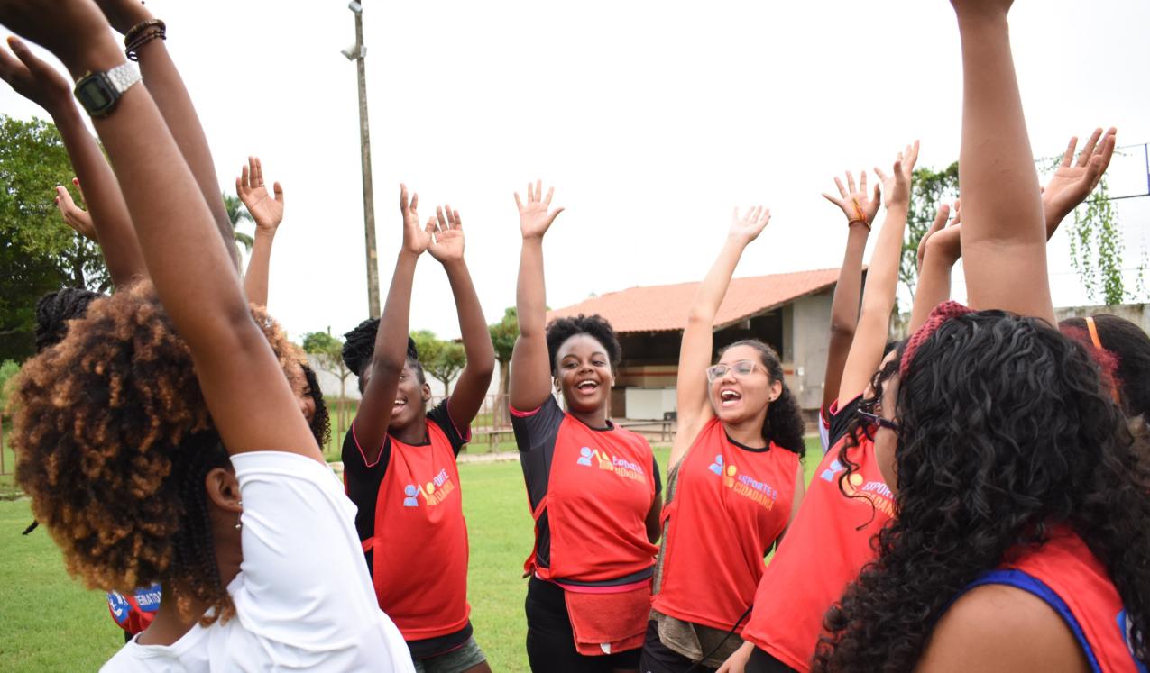 A women's football team having a team talk. © Empodera