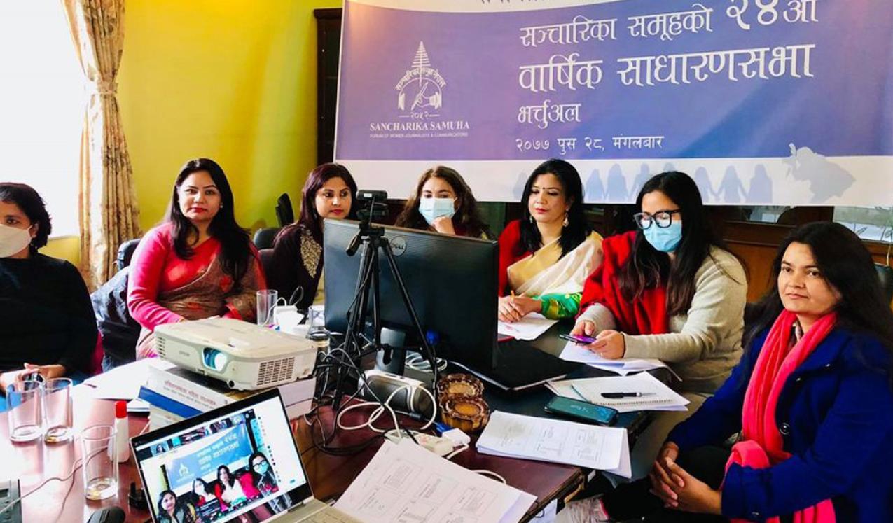 Women representative delivering training on the reporting of gender issues in the media, Nepaljung ©SAS