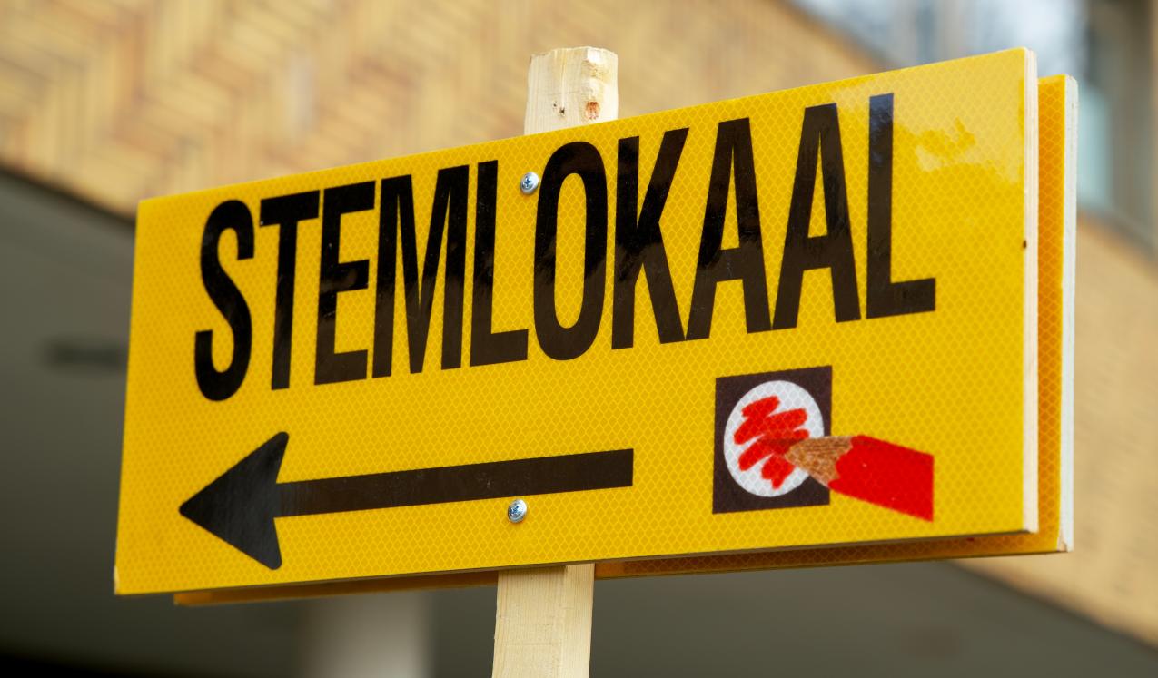 Yellow sign directing voters to a polling station for municipal elections in the Netherlands. ©Rene Notenbomer / Shuttertock 2122158884