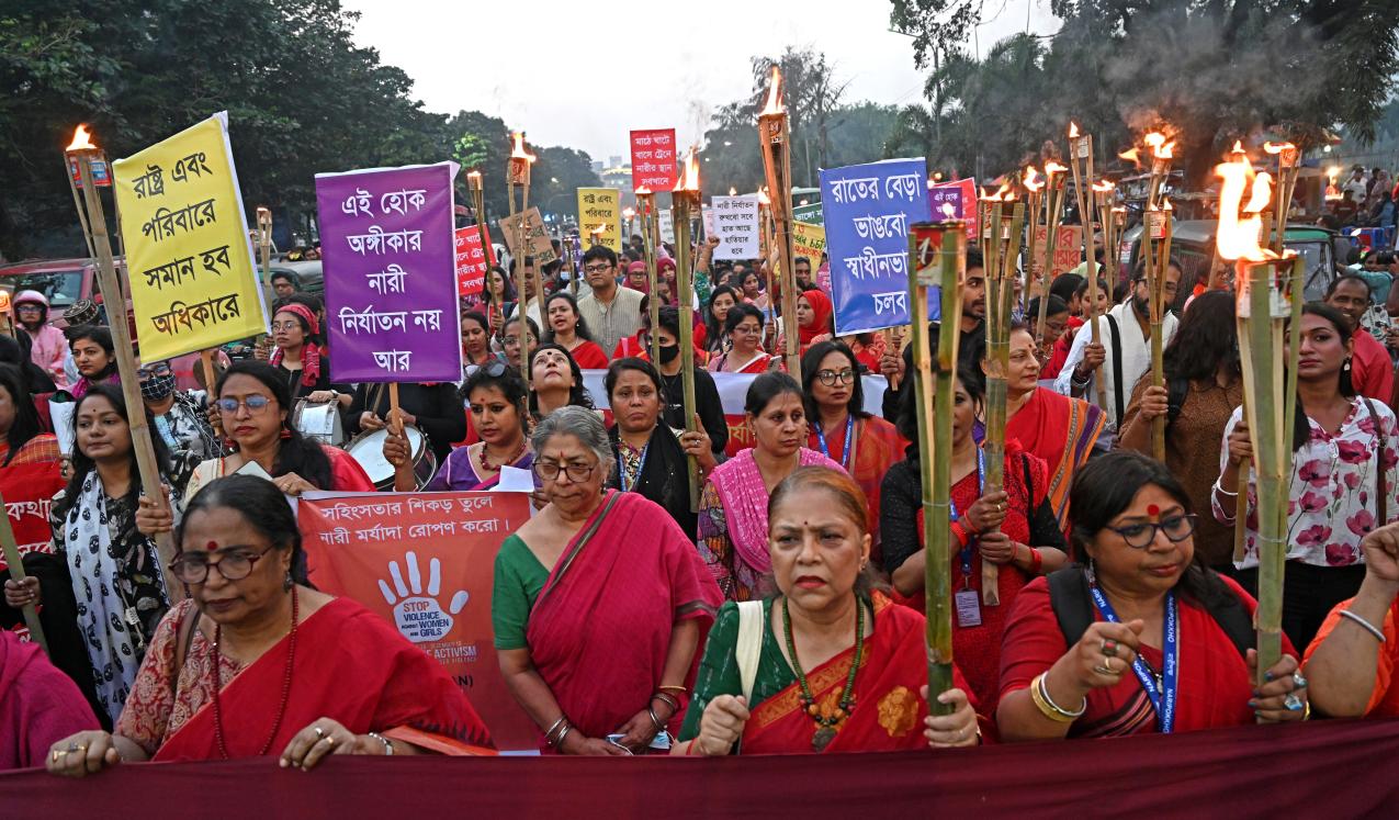 Activists shout slogans while attending a torch procession to mark the International Day for the Elimination of Violence against Women in Dhaka, Bangladesh. November 2025. @ Mamunur Rashid | Shutterstock.com