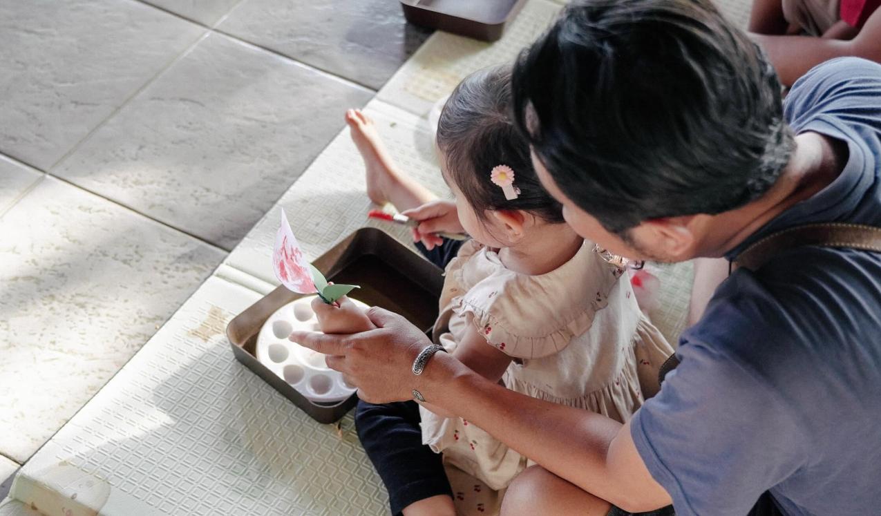 Fathers join their children in learning activities during setara playdate (equal playdate) in Bali, Indonesia, August 2026. © Kopernik