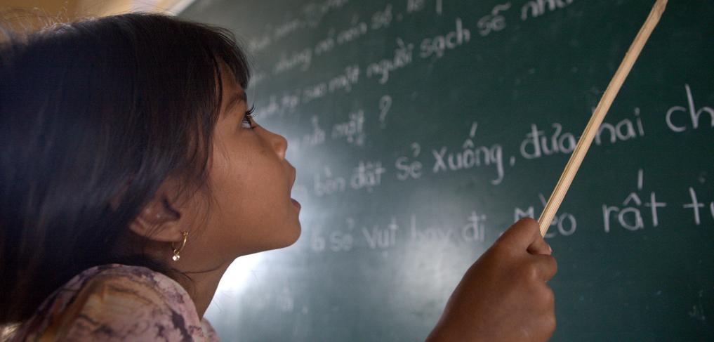 A student of Khmer descent learns Kinh language (the official Vietnamese language) at the Lac Hoa Primary School in Soc Trang province. Copyright: World Bank