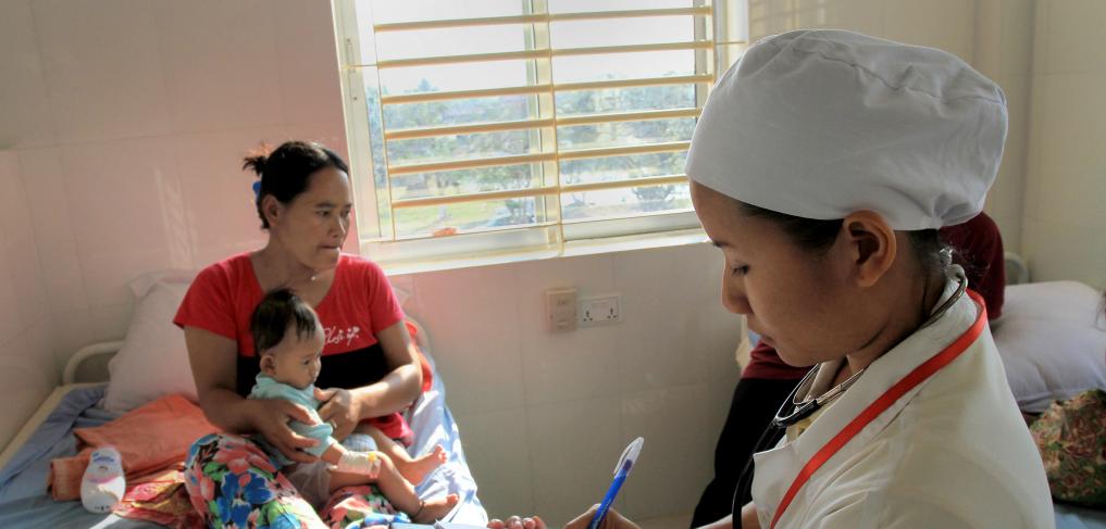 A mother and child at a health centre in Preah Vihear province, Cambodia. © Chhor Sokunthea / World Bank