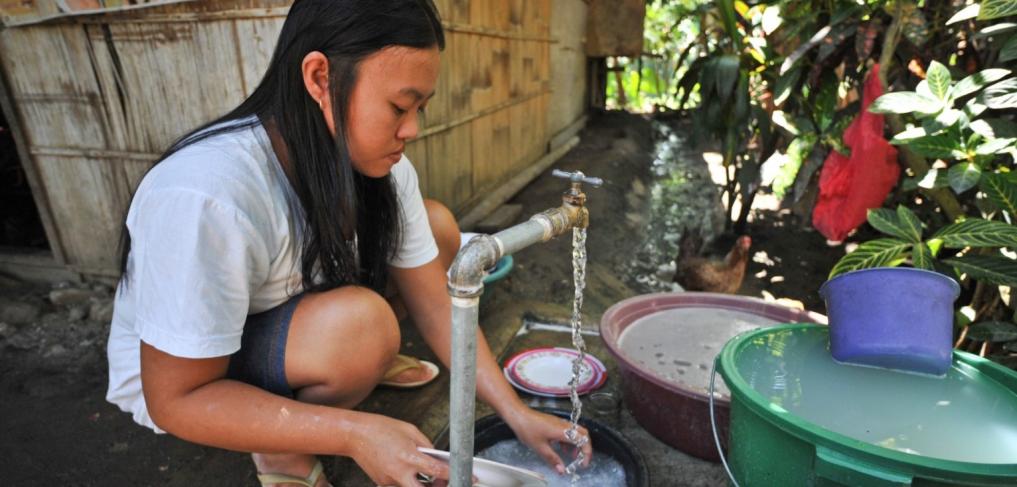 Female resident washing the dishes in the Philippines. © Asian Development Bank