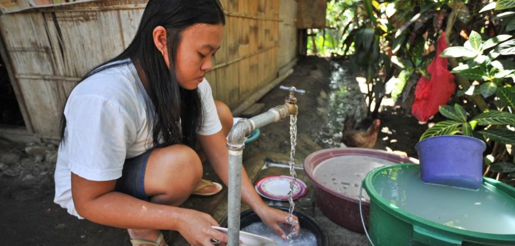 Female resident washing the dishes in the Philippines. © Asian Development Bank