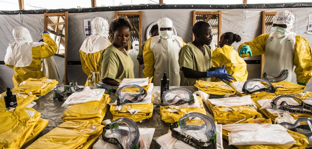 Health workers put on their personal protective equipment before treating people suspected of having Ebola at the Ebola Transition Center in the Democratic Republic of Congo. © World Bank/Vincent Tremeau