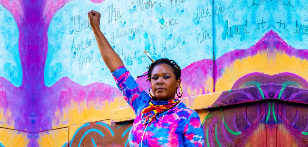 An artist raises her hand to 'Celebrate and Protect' march in New York. © Stephen A. Schwarzman/ Unsplash