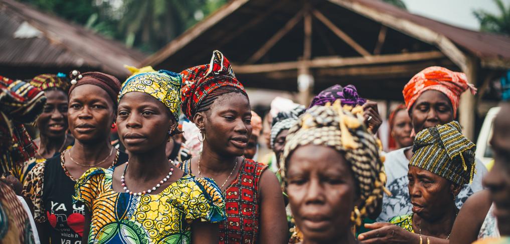 © Annie Spratt/Unsplash/2016. A group of women come together in a community in Sierra Leone.