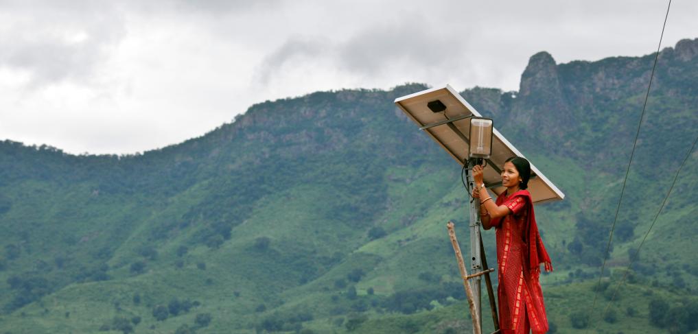 Meenakshi tends to maintenance work on the solar street lighting in her village of Tinginaput, India. ©DIFD/Flickr