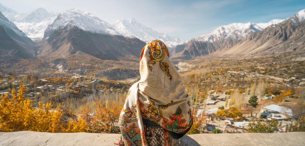 A woman looking at Hunza valley in Gilgit Baltistan, Pakistan. © Punnawit Suwattananun / shutterstock 1694778085