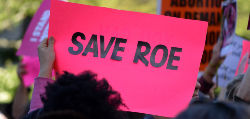 A banner saying 'Save Roe' ©Christopher Penler / Shutterstock