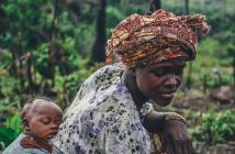 A woman with a baby on her back. Copyright: Annie Spratt