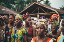 © Annie Spratt/Unsplash/2016. A group of women come together in a community in Sierra Leone.