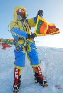 Jayanthi Kuru-Utumpala waving the Sri Lankan flag on the summit of Mount Everest at 5:03 am on 21st May 2016. (Creative Commons Attribution-Share Alike 4.0 International)