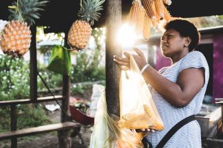 A fruit and veg seller in Fiji. ©Giorgia Doglioni/Unsplash