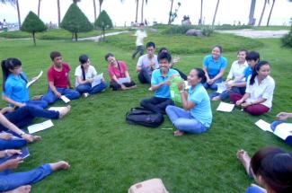 Students playing trivia games by the beach. Credit: Dang Bich Thuy