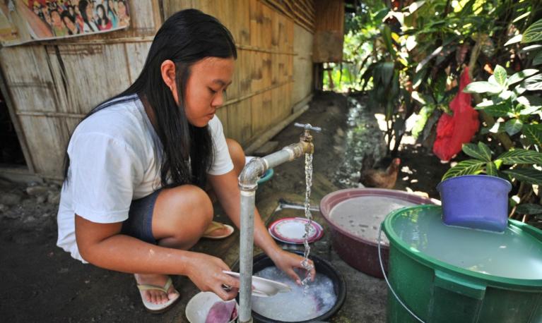 Female resident washing the dishes in the Philippines. © Asian Development Bank