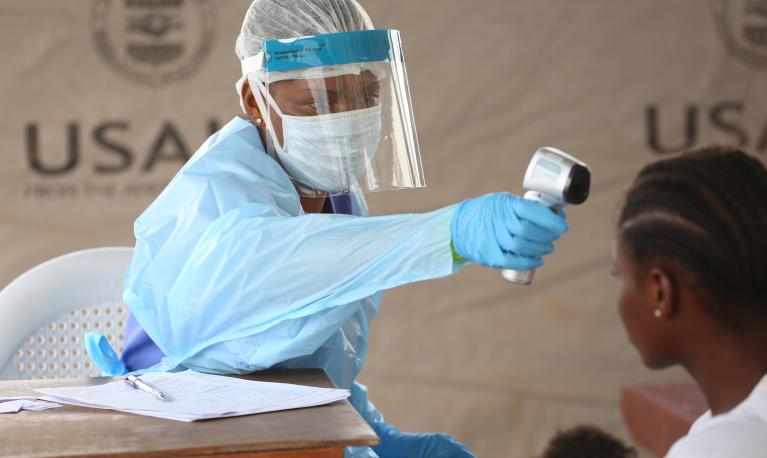 A nurse checks the temperature of a patient at Redemption Hospital in Monrovia, Liberia. © Dominic Chavez/World Bank