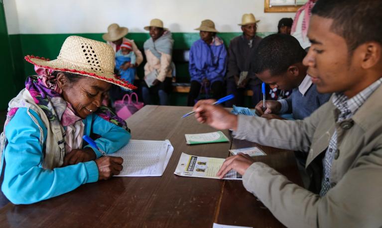 A cash transfer provided by the Government of Madagascar. © Mohammad Al-Arief/The World Bank.