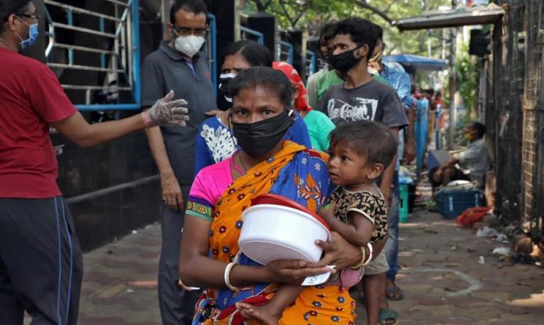 A woman and her child in India. © Reuters