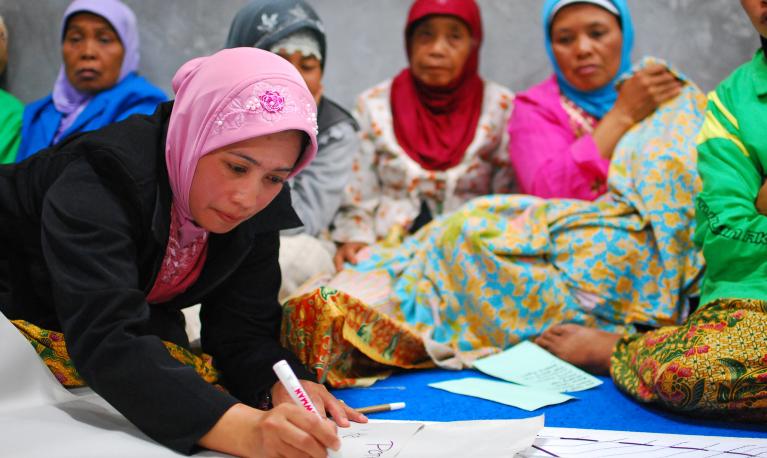 Women at a community meeting discuss the reconstruction of their village © Nugroho Nurdikiawan Sunjoyo / World Bank