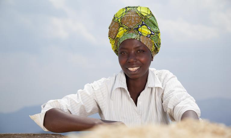 A young woman sorts coffee at the Coffee Washing Station at Musasa, Northern Province, Rwanda. © A'Melody Lee / World Bank