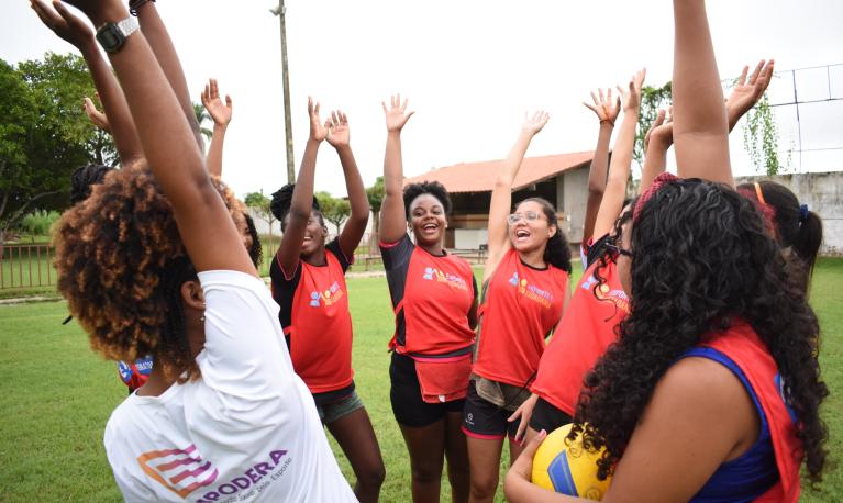 A women's football team having a team talk. © Empodera