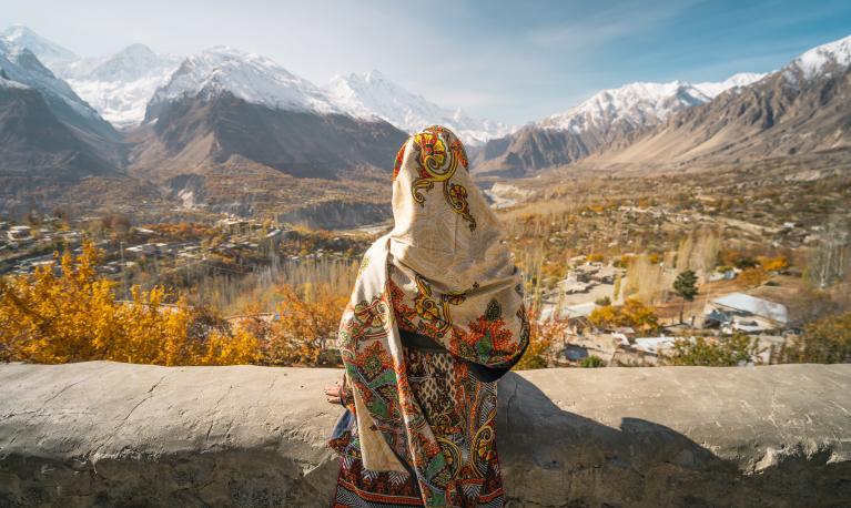 A woman looking at Hunza valley in Gilgit Baltistan, Pakistan. © Punnawit Suwattananun / shutterstock 1694778085