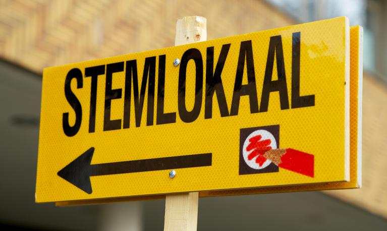 A sign directing voters to a polling station for municipal elections in the Netherlands. ©Rene Notenbomer / Shuttertock 2122158884