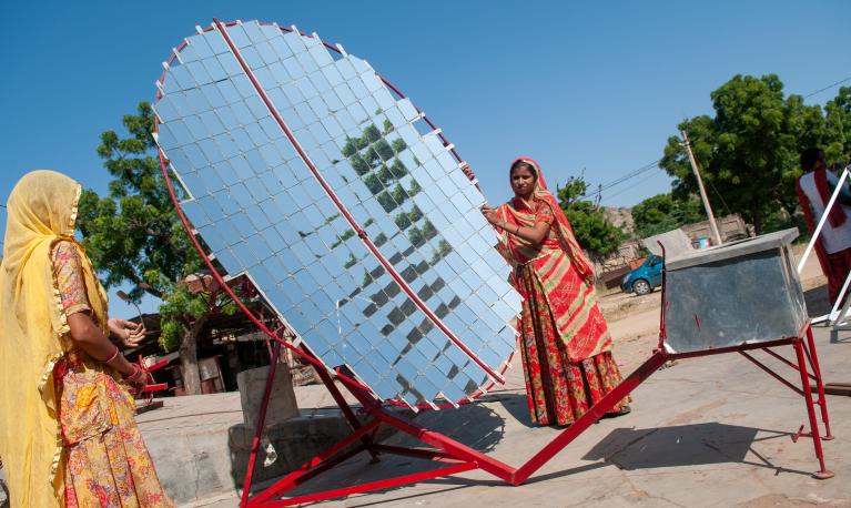 Women constructing solar cookers at the workshop of Barefoot College in Tilonia, Rajasthan, India. © PradeepGaurs | Shutterstock ID: 1983388574