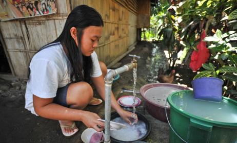 Female resident washing the dishes in the Philippines. © Asian Development Bank