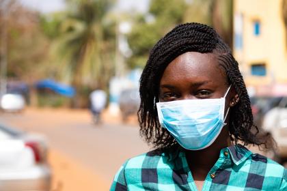  A woman wears a facemask in Mali during the Covid-19 (coronavirus) outbreak.  © World Bank / Ousmane Traore  