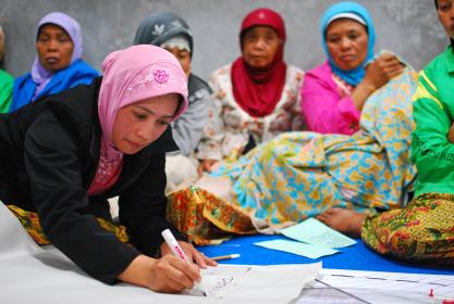 Women at a community meeting discuss the reconstruction of their village © Nugroho Nurdikiawan Sunjoyo / World Bank