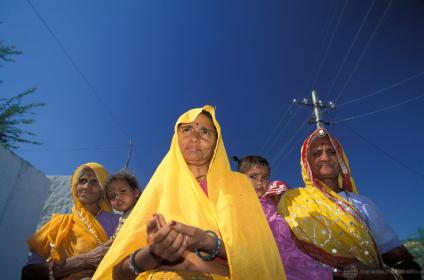 A family group of women in India. © World Bank / Curt Carnemark