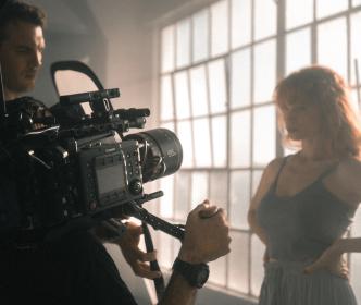 A woman being filmed. © Jakob Owens/Unsplash