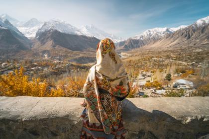 A woman looking at Hunza valley in Gilgit Baltistan, Pakistan. © Punnawit Suwattananun / shutterstock 1694778085