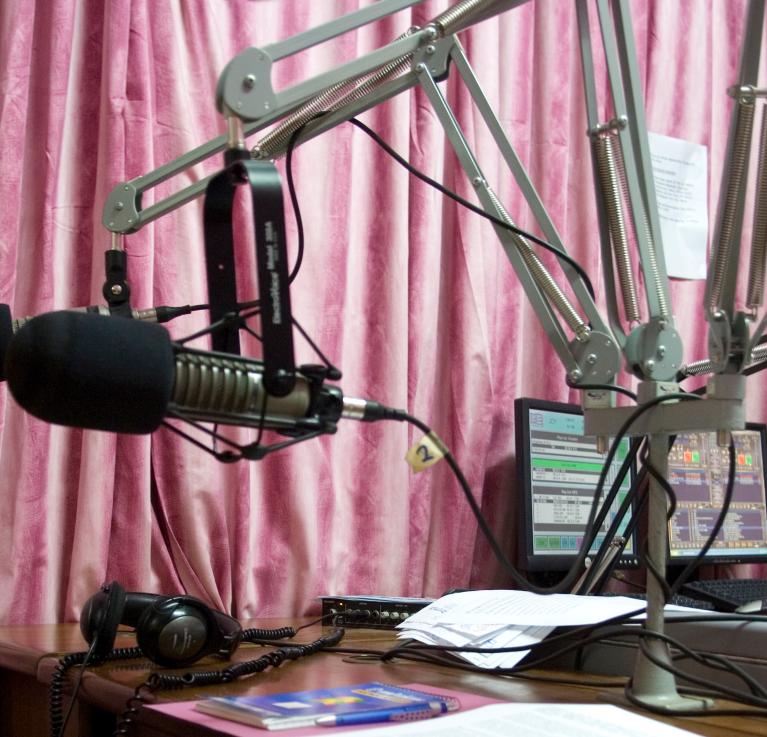 Morning radio show host Komla Dumor works in his sound booth at the Joy FM studio in Accra, Ghana. © Jonathan Ernst / World Bank