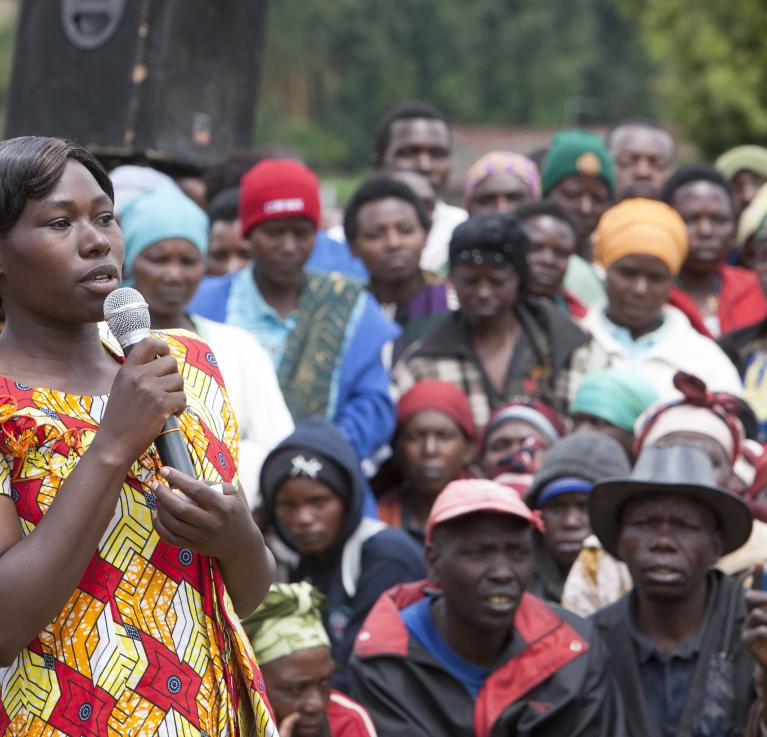 A female employee at a land husbandry site in Nyabihu District, Rwanda, addresses her fellow workers. The site employs about 150 labourers of which 60% are women. © Simone D. McCourtie / World Bank
