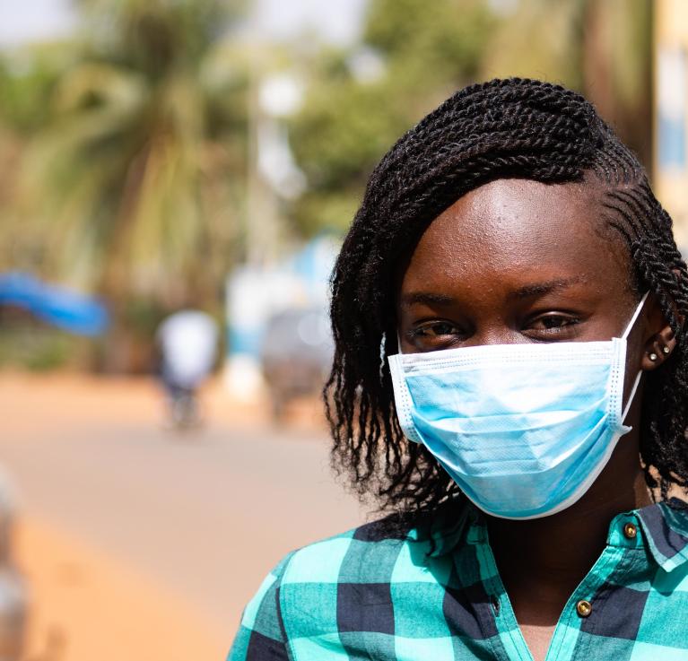A woman wears a facemask in Mali during the Covid-19 (coronavirus) outbreak. © World Bank / Ousmane Traore