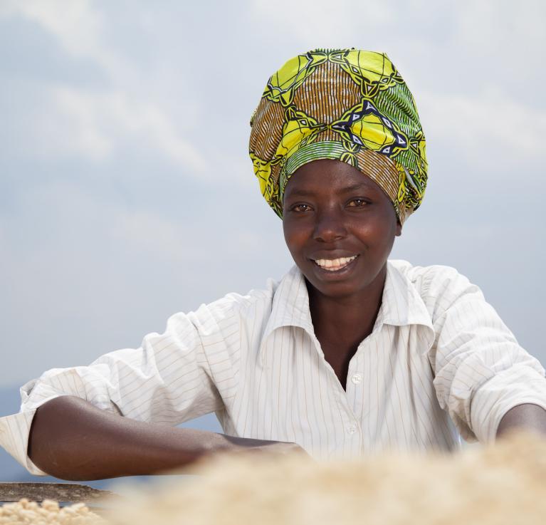 A young woman sorts coffee at the Coffee Washing Station at Musasa, Northern Province, Rwanda. © A'Melody Lee / World Bank